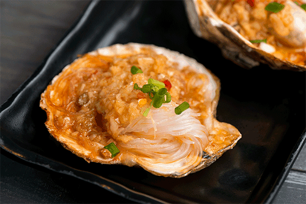 烤扇贝 & 烤生蚝 & 烤带子红柳枝串起大块羊肉,肥瘦相间,肉质细嫩.