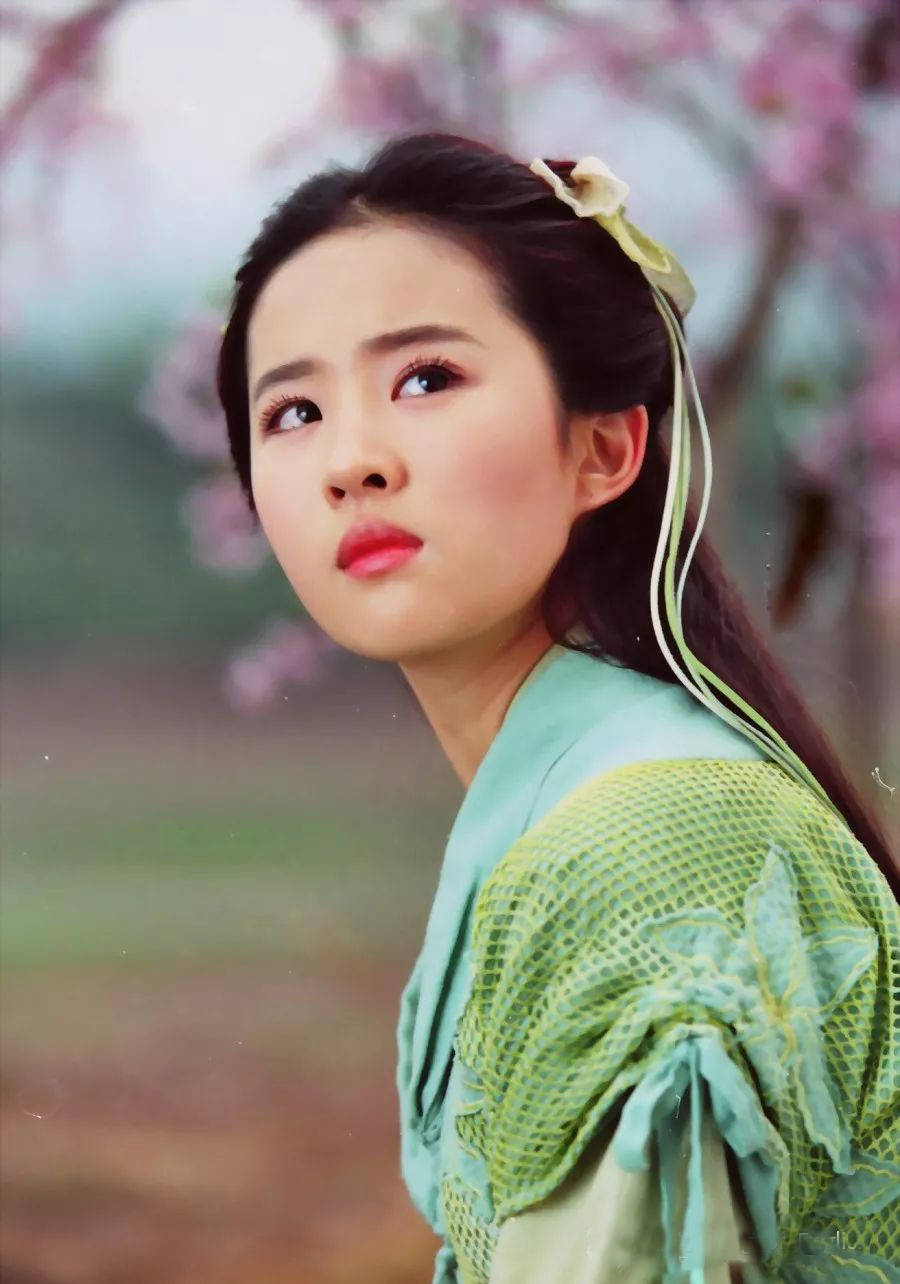 古装绿衣美人中,张馨予像侠女,刘亦菲像画中仙
