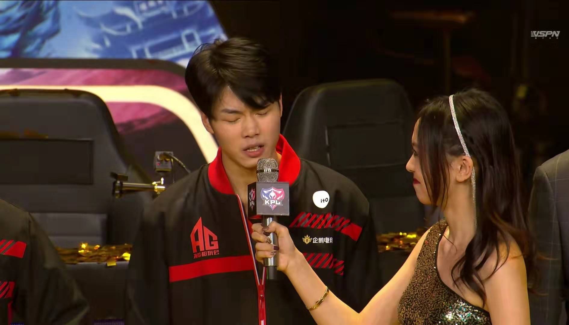 ag夺冠粉丝被菲菲圈粉了麟羽采访时的一席话值得大家深思