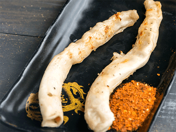 三里桥烤心管猪眼睛唯一的吃法就是整颗放入口中,一口轻轻咬下,眼浆爆