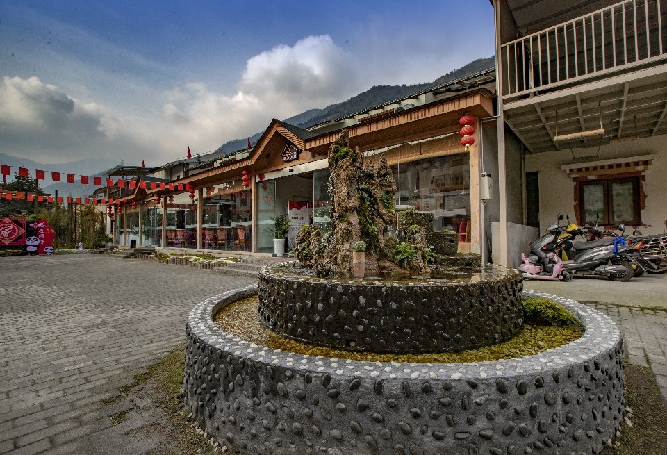 凤凰涅盘的映秀镇有一个美丽的栖溪山景