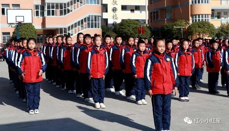 在轻松而舒缓的音律中,同学们统一着红军小学新式校服,精神抖擞!