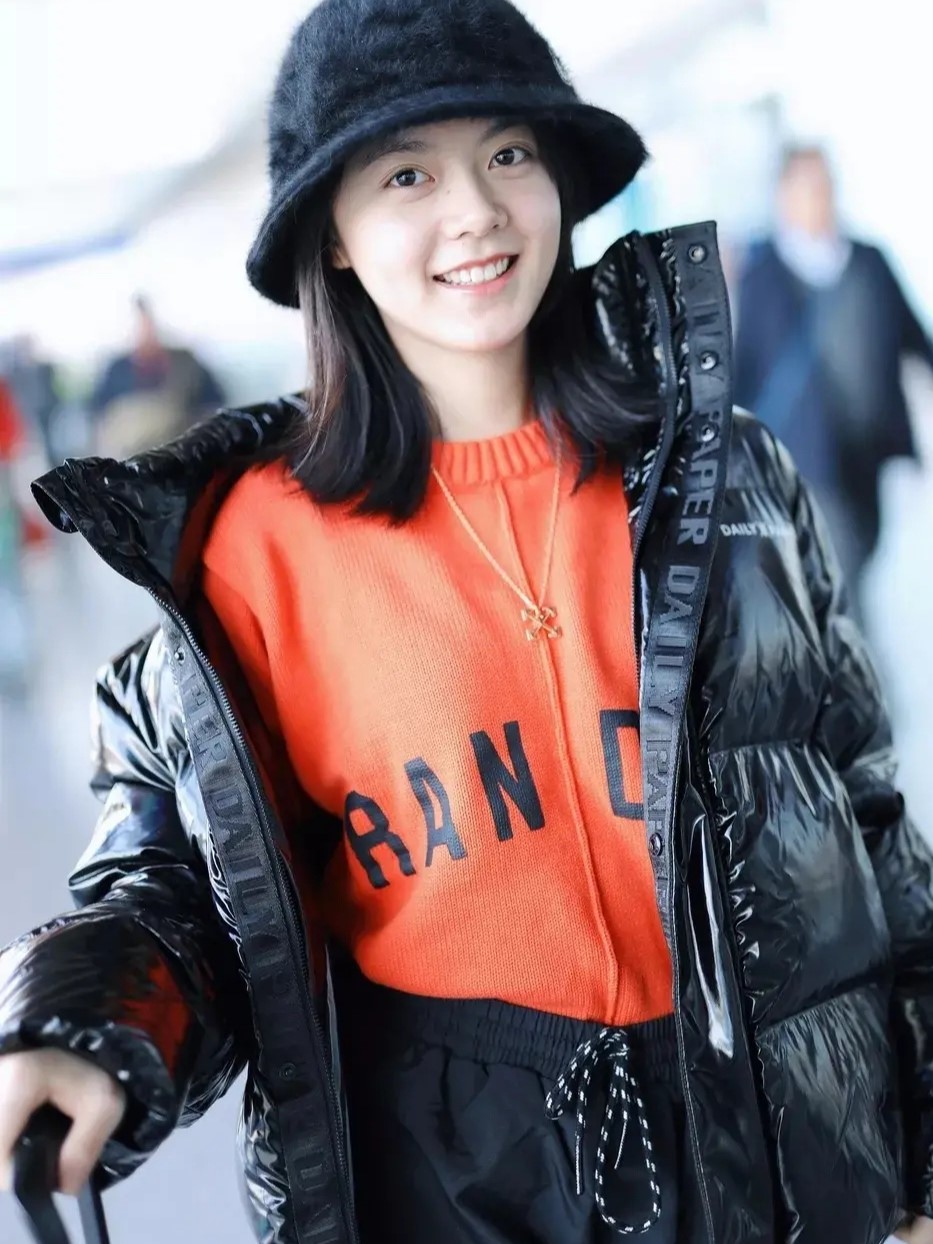 原创17岁赵今麦微笑走机场,亮面棉服 橘色毛衣,让直男们的心暖化了