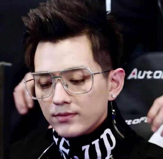 kk男团中"最老"的并不是李现,而是被浓妆的他,生活照却帅哭_grunt