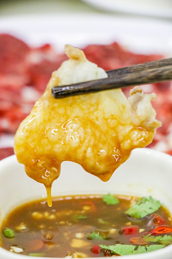 煮熟之后的胸口油,微微蜷缩,不但不油腻,而且爽脆顺滑,还带着牛奶香味