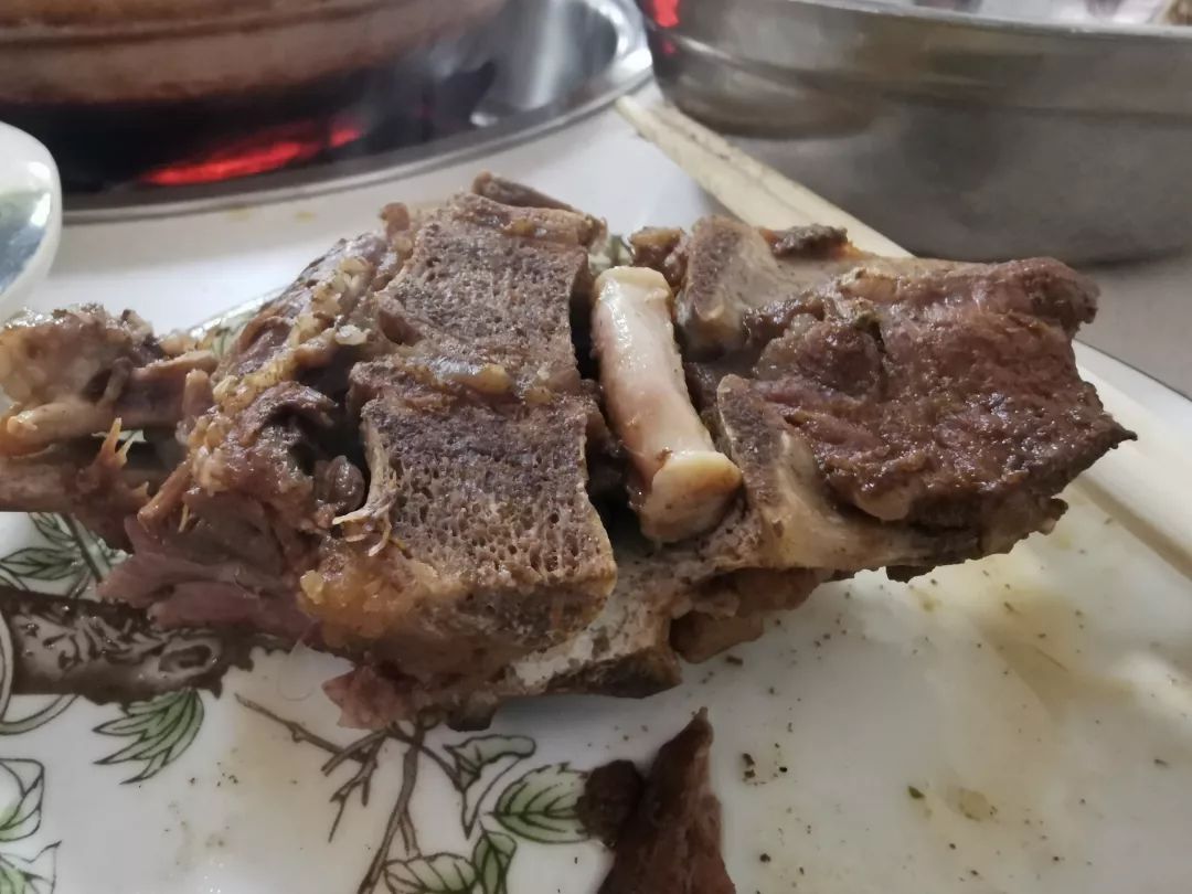 骨髓的脂肪含量和胆固醇含量都很高,我查了一下,没查着羊骨髓,就贴一