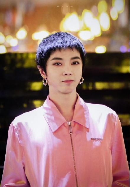 华晨宇挑战粉色!一身粉嫩化着浓妆太亮眼,圆形耳环更是抢镜
