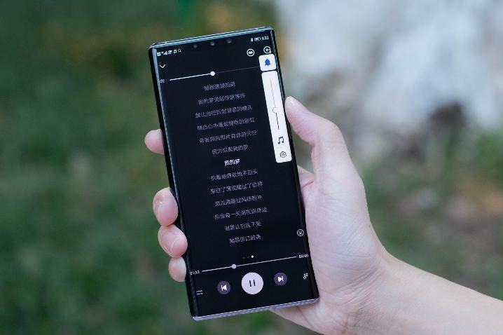 很多小伙伴都习惯用音量键自拍,华为 mate30 pro 在把音量键虚拟化的