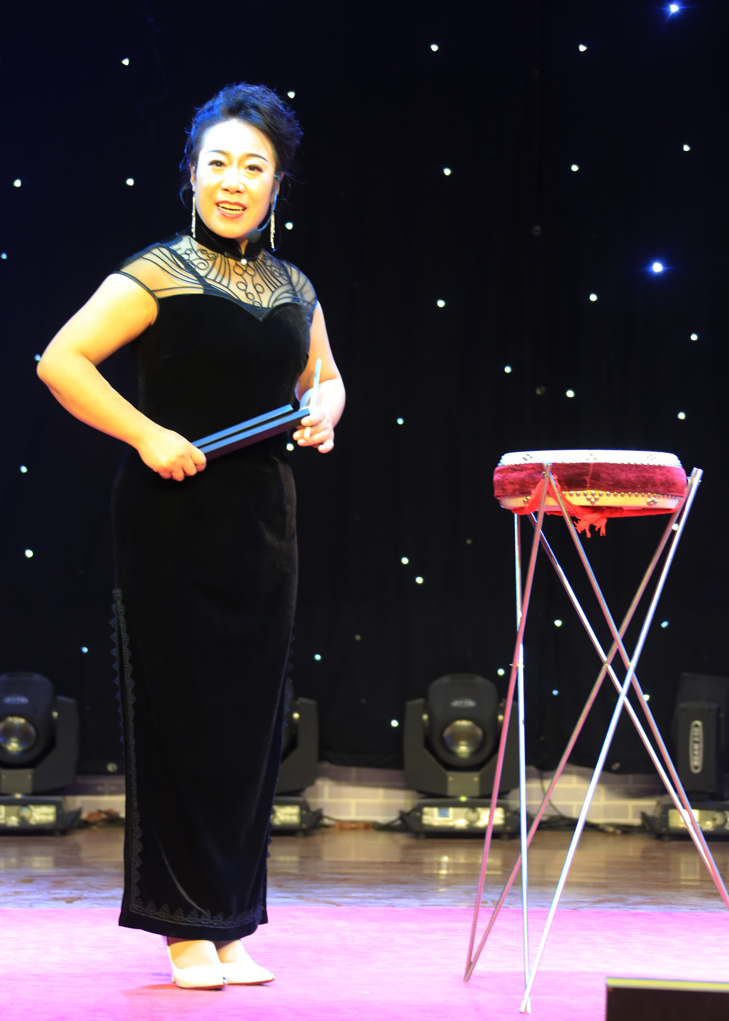 长子鼓书艺人张风玲在上党曲艺剧场表演鼓书掌声不断