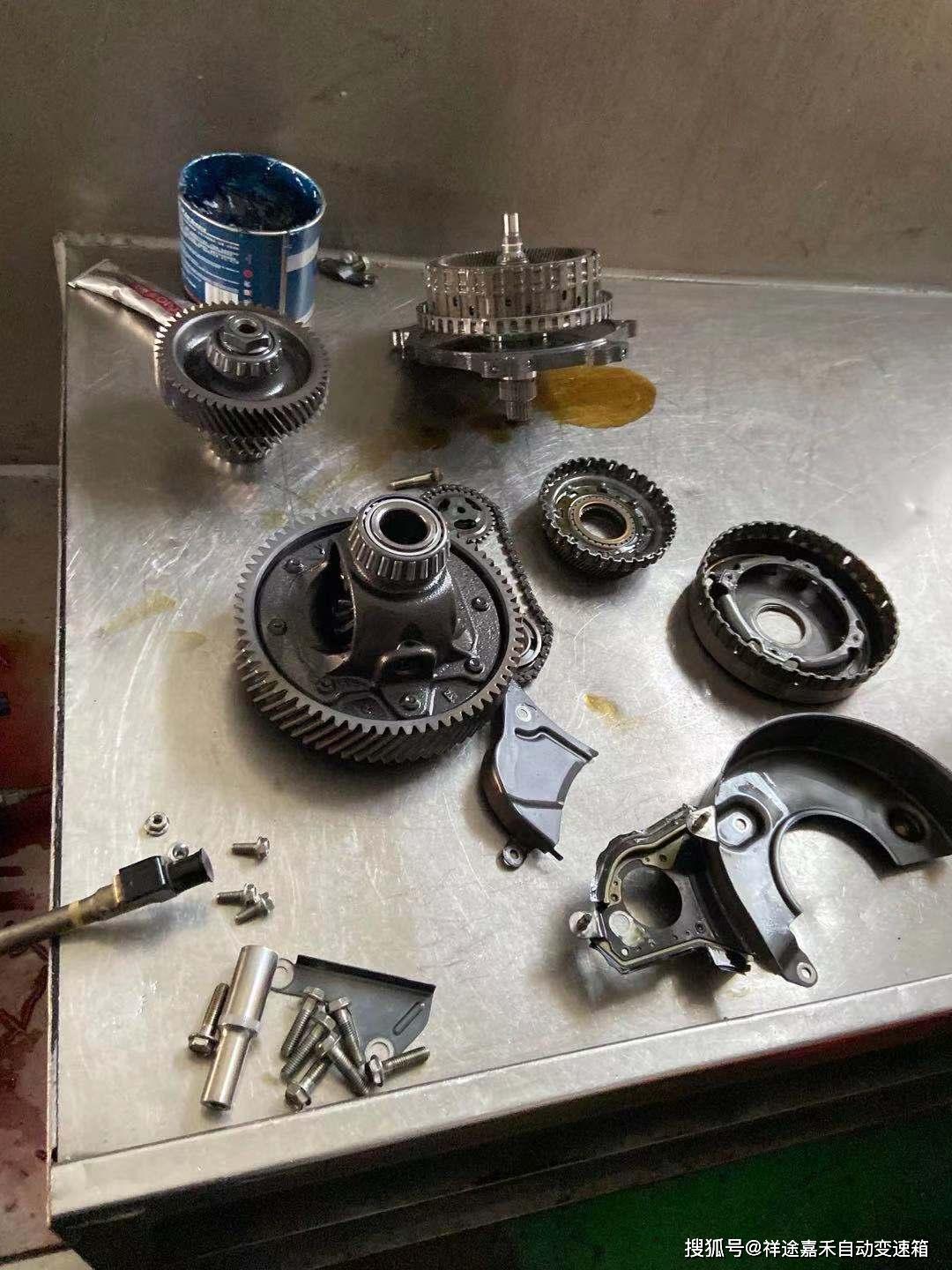 本次变速箱拆解维修主要是更换内部损坏的零件,然后清洗完组装,更换