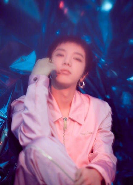 原创华晨宇这是要把粉色给带火了!穿一身运动服领奖,仍然十分帅气