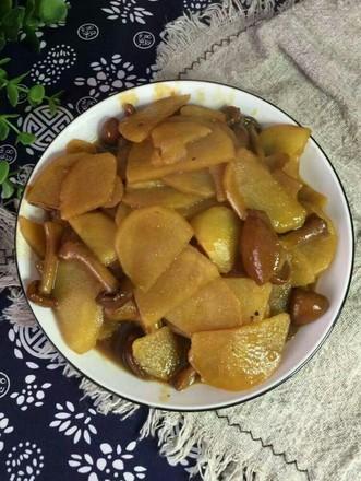 滑子菇炒土豆片土豆带有很多木薯淀粉及其蛋白,b族维他命,维他命c等