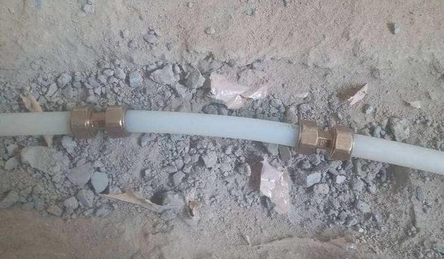 地暖管被打破打铜接头修补还不如不补水压一大漏水就麻烦了
