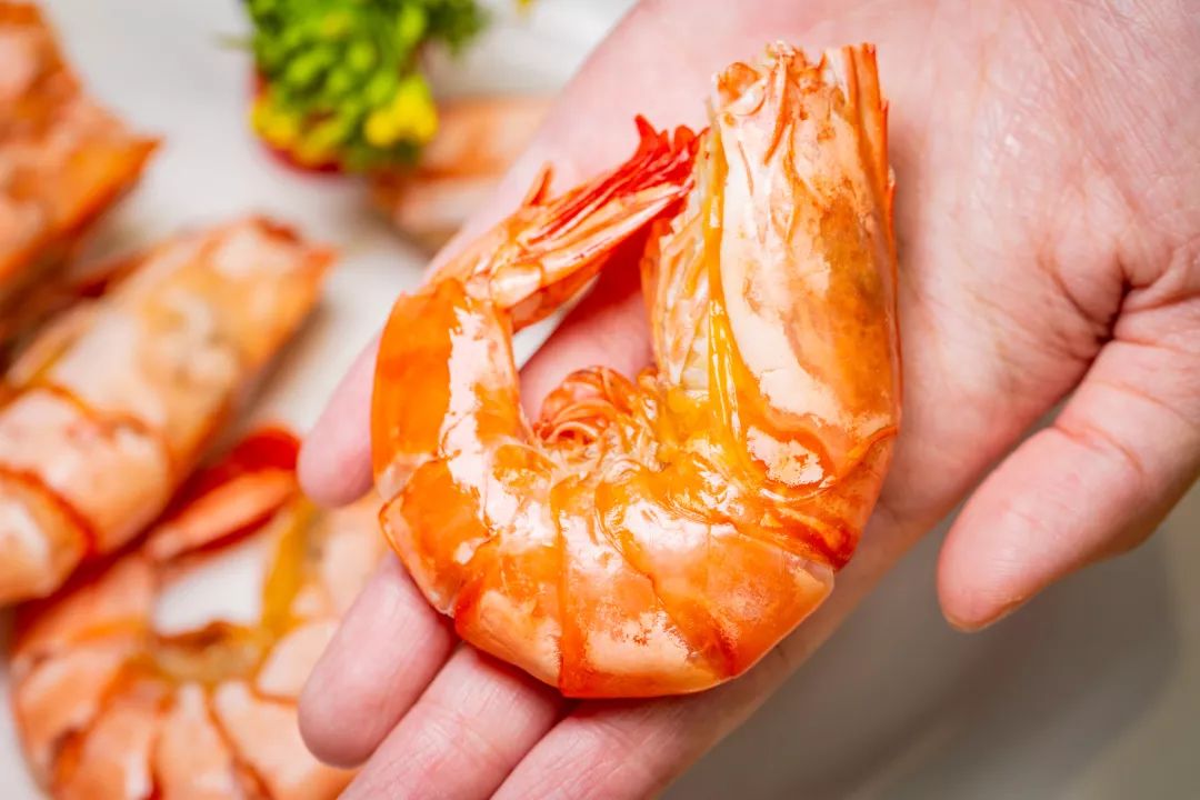 烤九节虾细嫩少刺的黄花鱼搭配q弹软嫩的吊桶小鱿鱼,火候正合适,鲜得