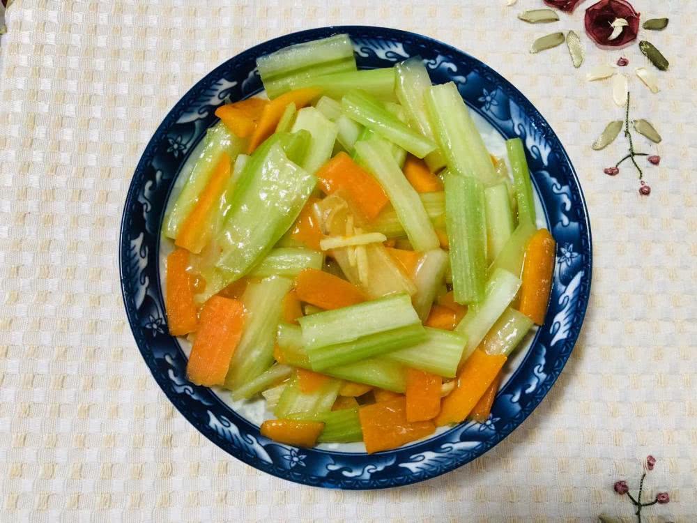 西芹除了炒鸡蛋,和这种食材搭配营养互补,6分钟端上桌,特简单_芹菜
