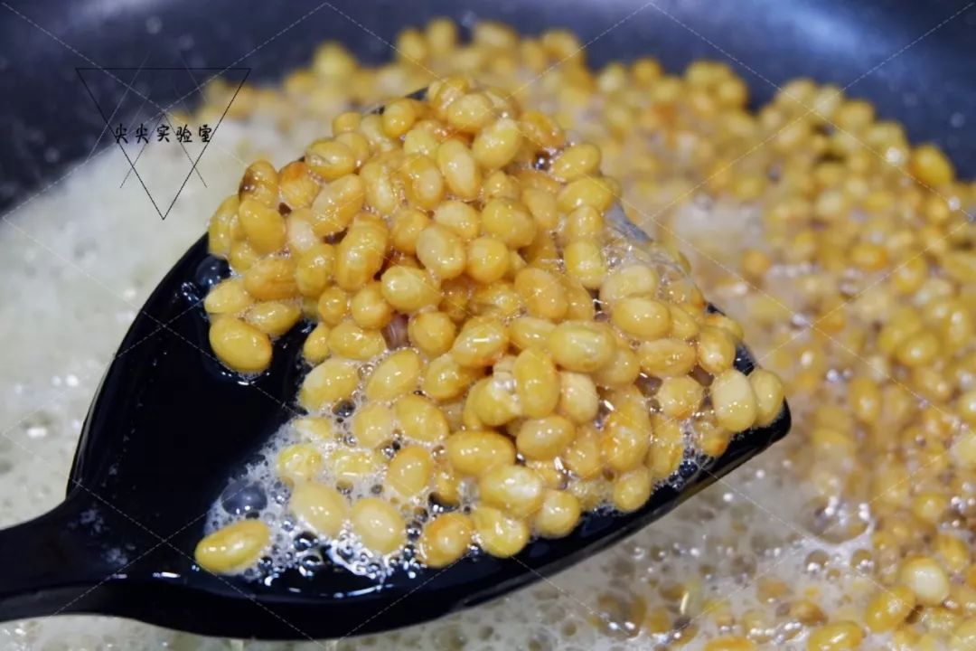 5.此时锅中会出很多泡沫,这样基本就是炸透可以了