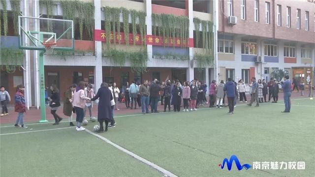 南京市瑞金路小学开展2019教师趣味运动会(图1)