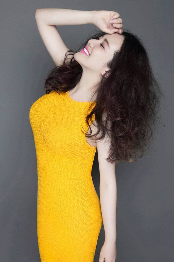 孟茜黄色紧身裙尽显凹凸身姿