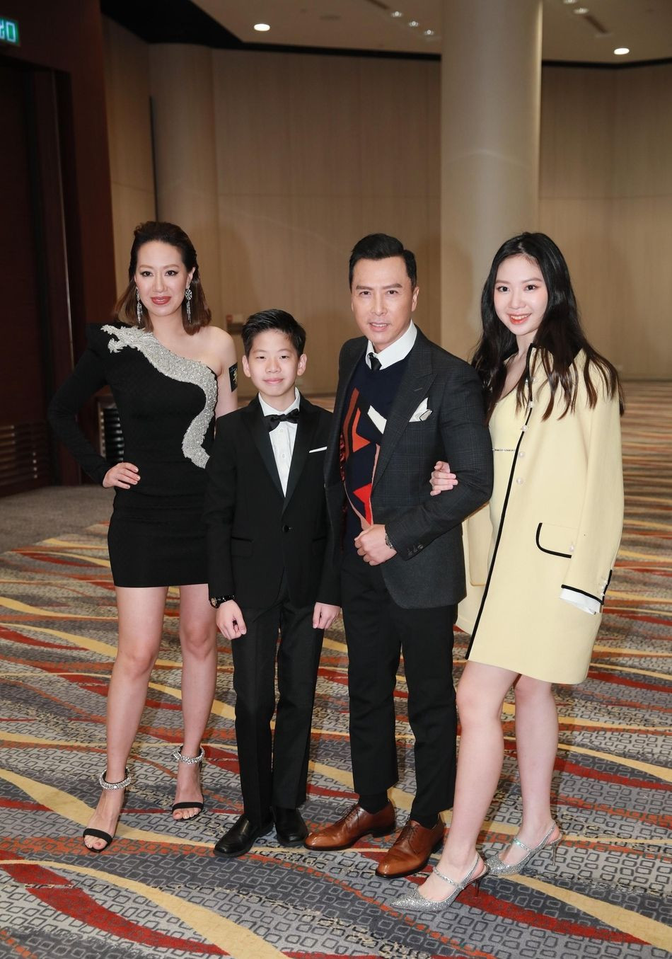 67甄子丹一家四口亮相儿子像爸爸小眼睛女儿像妈妈好身材