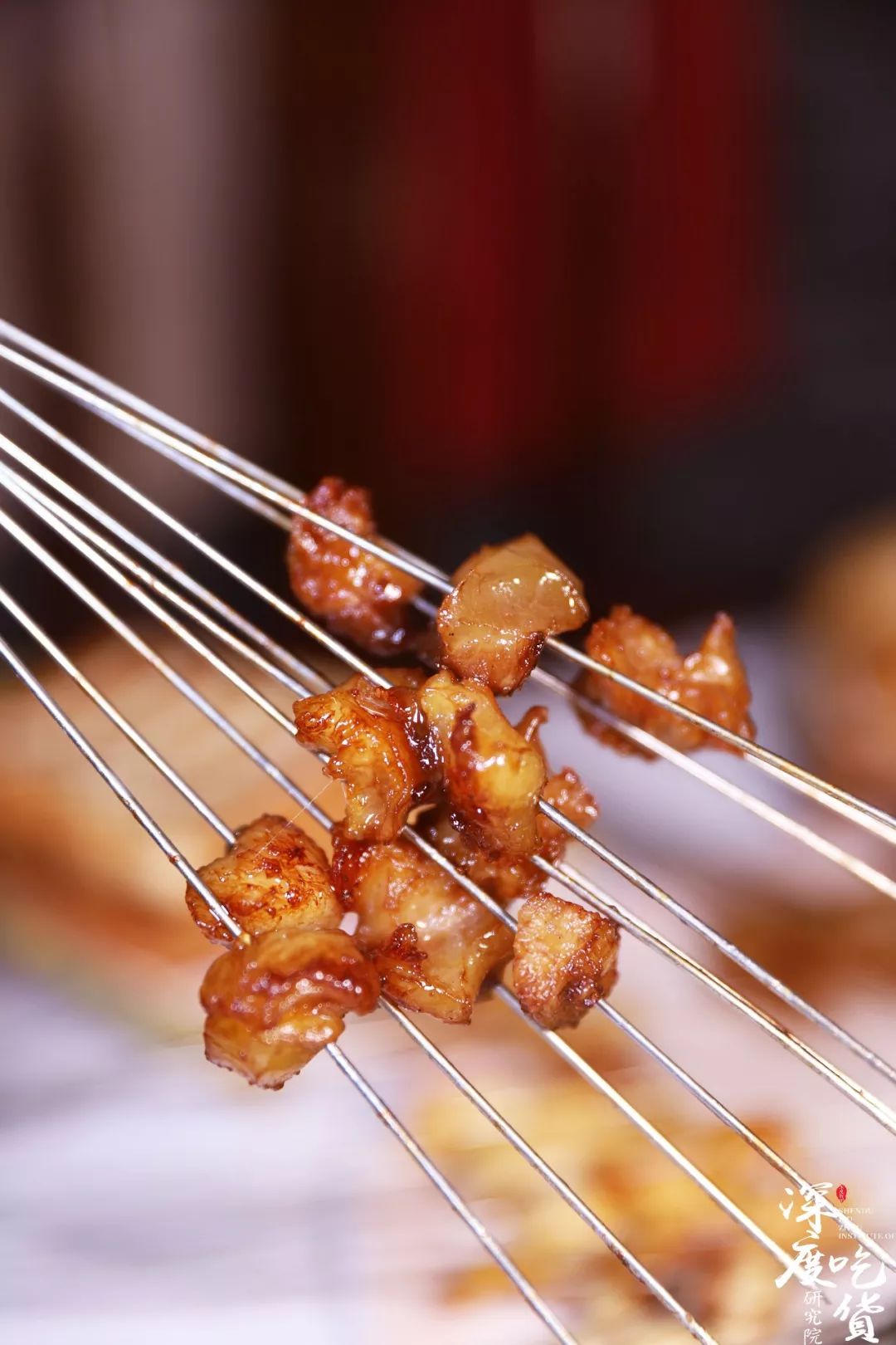 窝骨筋就是牛的膝盖骨上的筋,一头牛也只能剃出来那一斤几两肉可以说