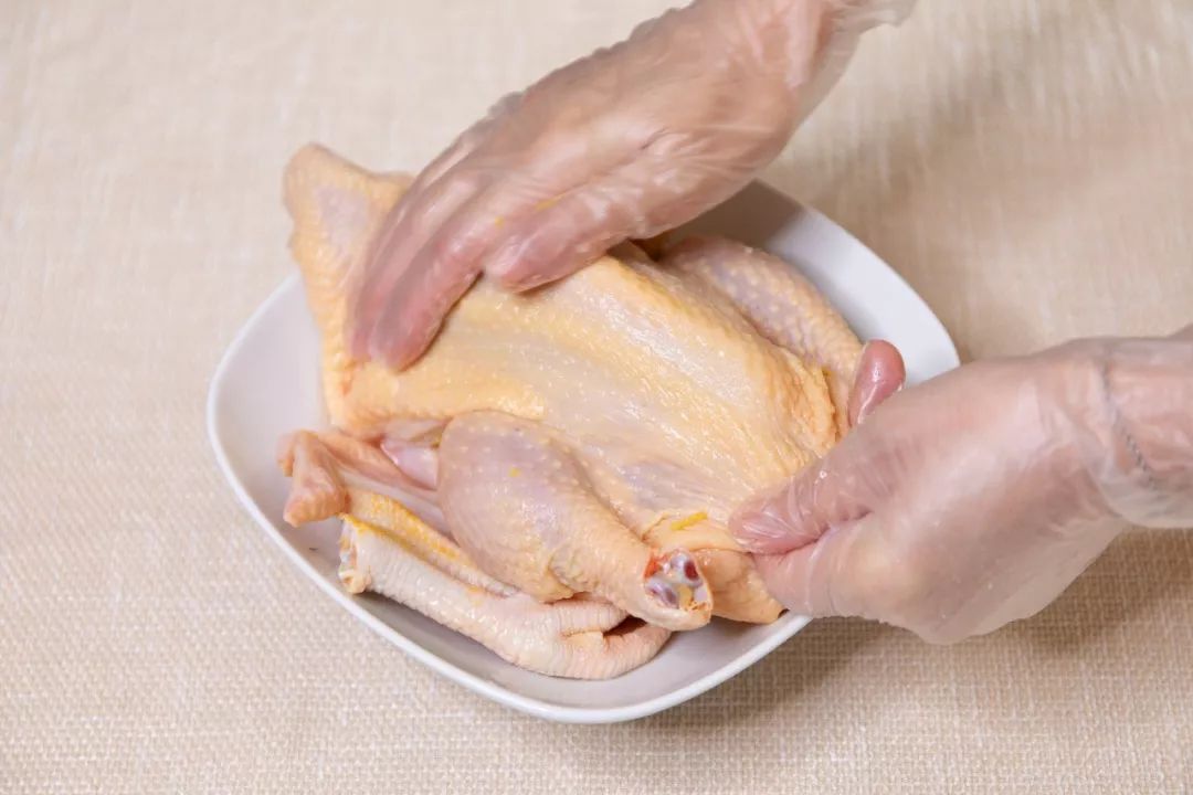 一整只鸡放电饭煲里,不加一滴水,出锅后居然比烤鸡还好吃191215