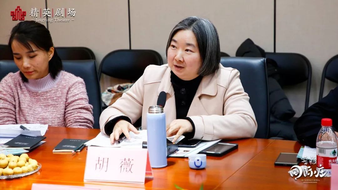 中央戏剧学院戏文系教授 胡薇全剧在整个当下的生活场景中,按照时间
