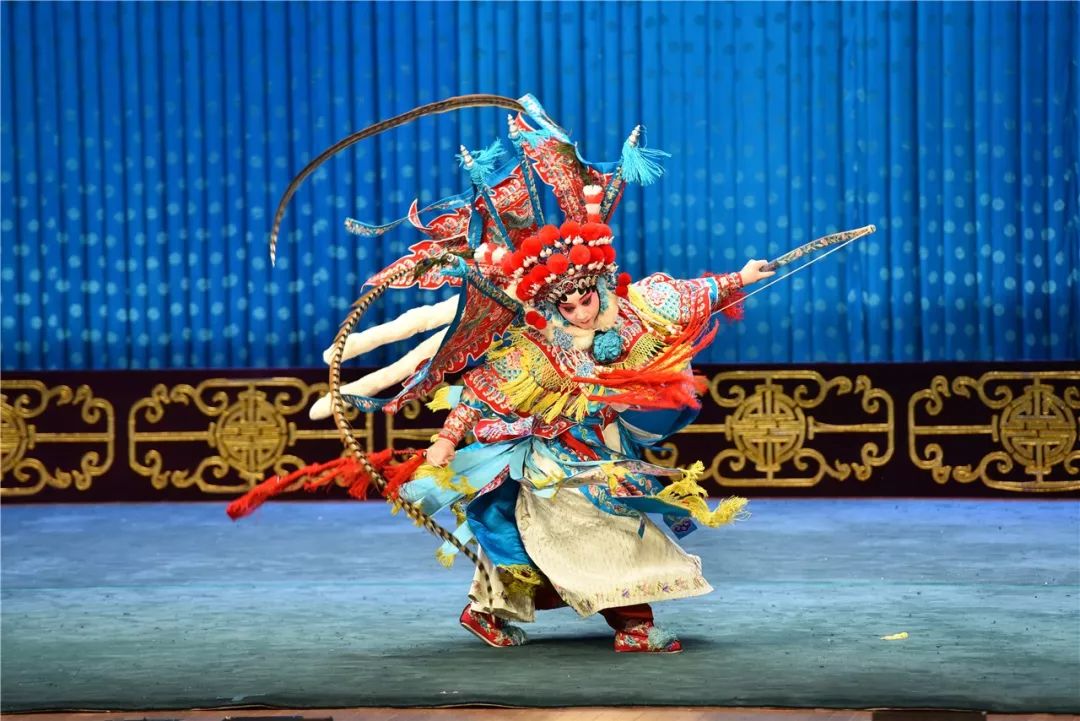 她将一个穿蟒扎靠,戴帅盔,插翎子,手抱令旗宝剑的穆桂英表现得游刃有