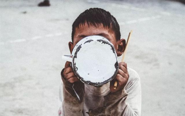 "冰花男孩"父亲申请贫困户遭拒:比人穷更可怕的,是心穷