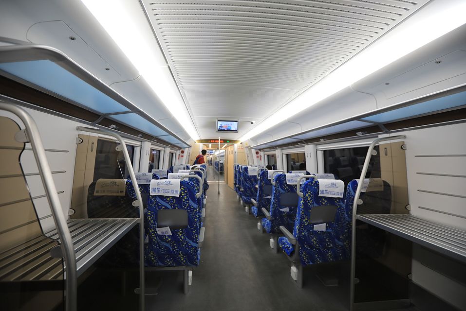 列车上欢迎乘客▼纷纷找座位坐下等待发车街坊们进入车厢后▼只售无座