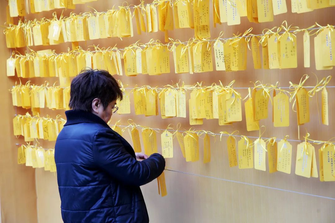 上海玉佛禅寺在观音殿两侧特设水陆法会祈愿墙,其中红色为感恩祈福墙
