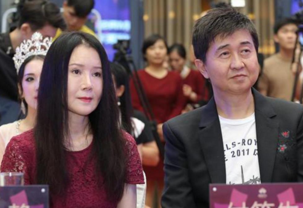 付笛声与任静近照,任静脸肿得吓人,网友:演鬼片都不用化妆