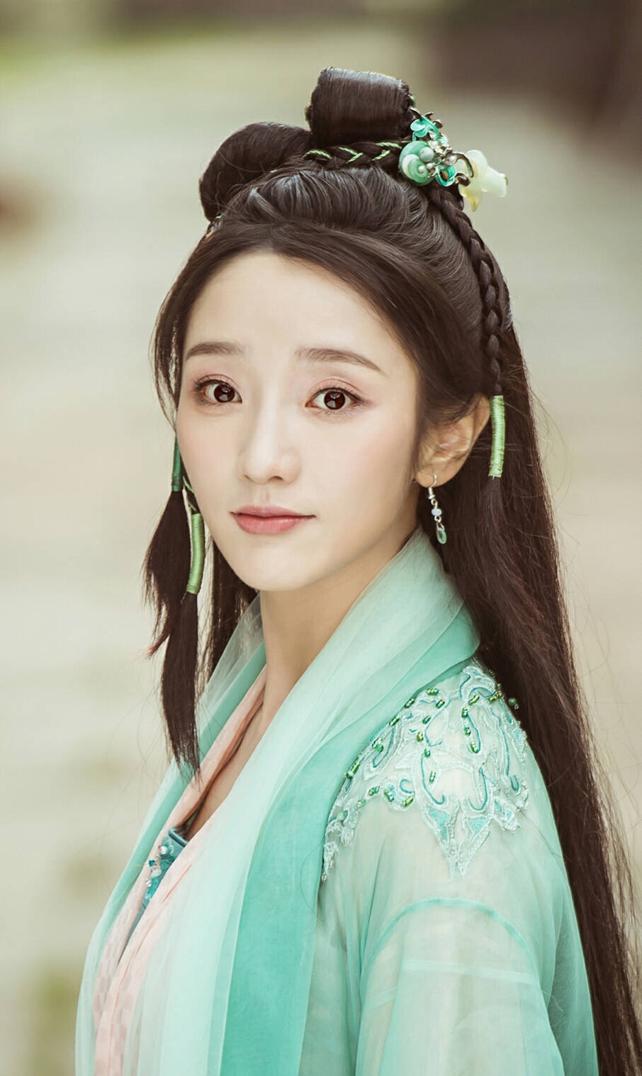 古装绿衣美人中,张馨予像侠女,刘亦菲像画中仙