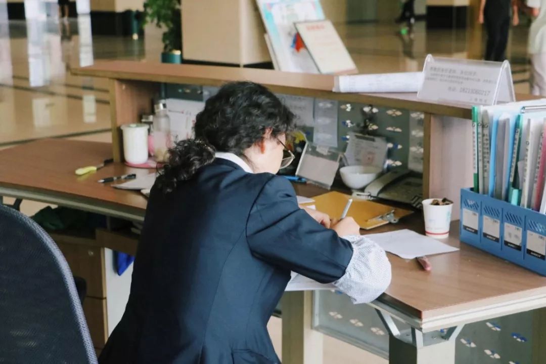 2019年,学校里的这些低头瞬间你心动了吗?