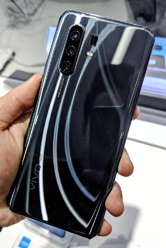 网友曝光的这款vivo x30 5g机身颜色为黑色,整体看上去也是十分的沉稳