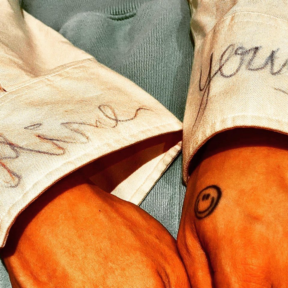 权志龙ins更新带着独属于他风格的自拍来了粉丝别理他快投票笑cry