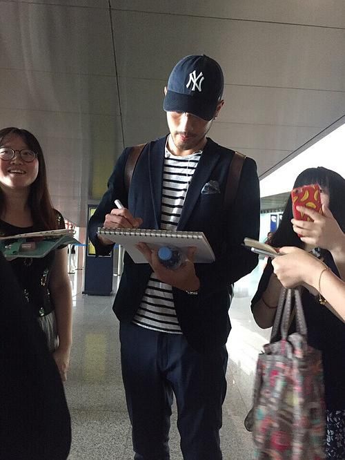 除了给粉丝签名,他还很贴心,用手小心地护着粉丝的后背~做高以翔的