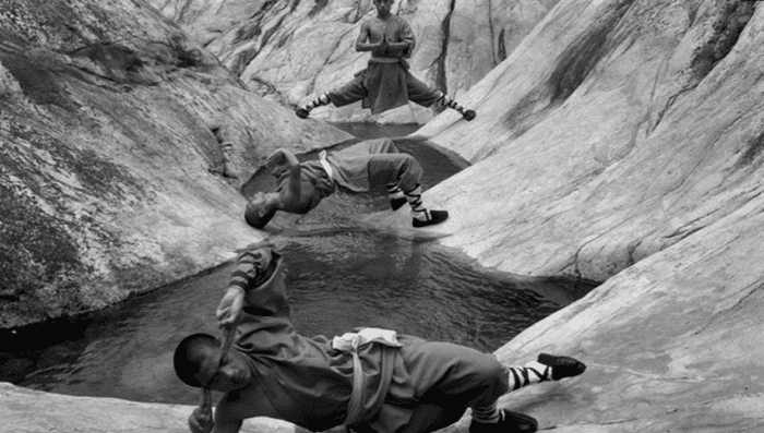 中国曾经真正的武僧峰顶练武纵使脚下万丈深渊依旧神情若定