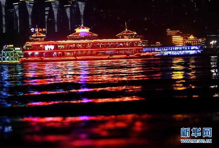 满江红号游船正从长江,嘉陵江交汇处经过.新华网发(周衡义 摄)