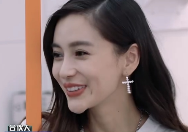 有种"下巴"叫杨颖,笑的时候下巴很奇怪,谢娜早就解释过!