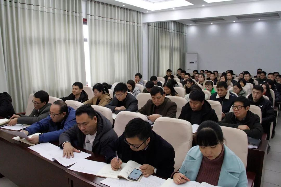 我县召开2019年度新录用公务员报到会暨入职宣誓仪式