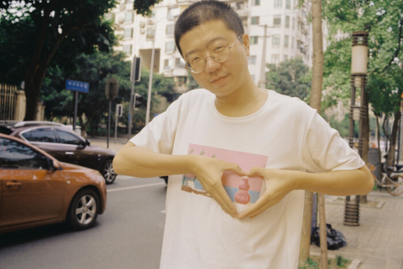 这样的李诞,真的是像极了学校中的校草,所以每个人都有年轻