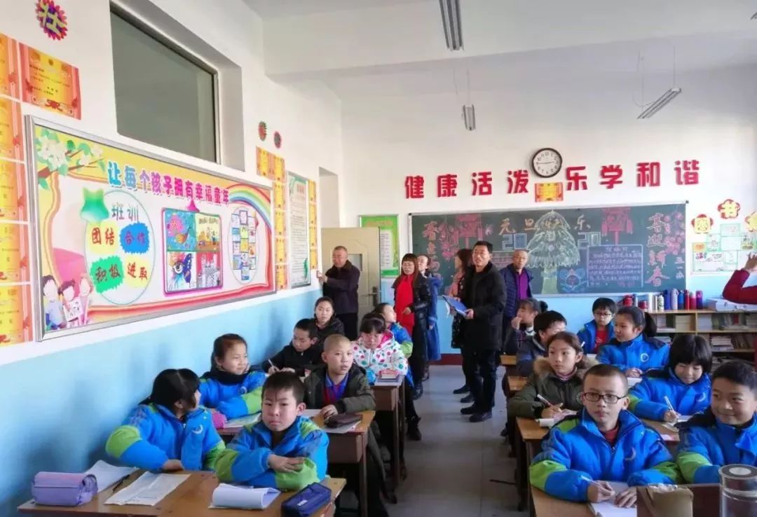 让墙壁说话 让教室文化育人 一起走进 迎新年最美教室 评比活动 班级