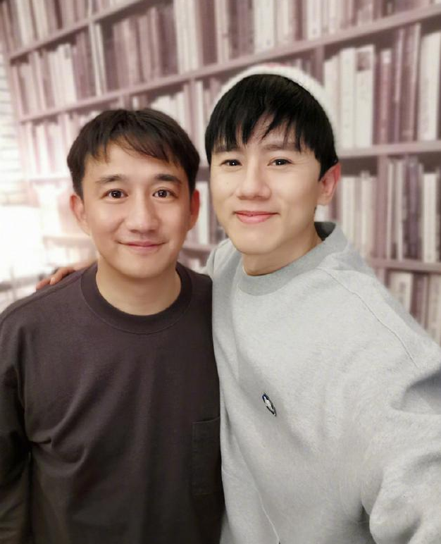 张杰晒与黄磊搭肩合影感情深 皮肤光滑抢镜状态好