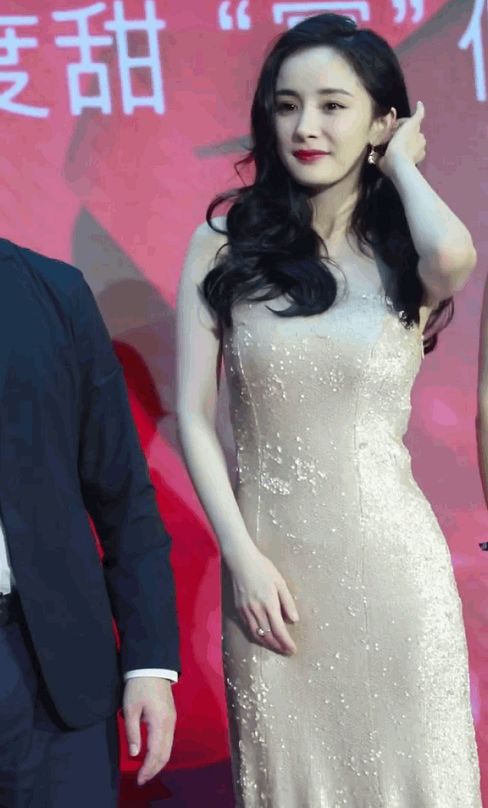 杨幂大胆穿"液体裙",一不小心凹出"水蛇身",这发育超标了吧_身材