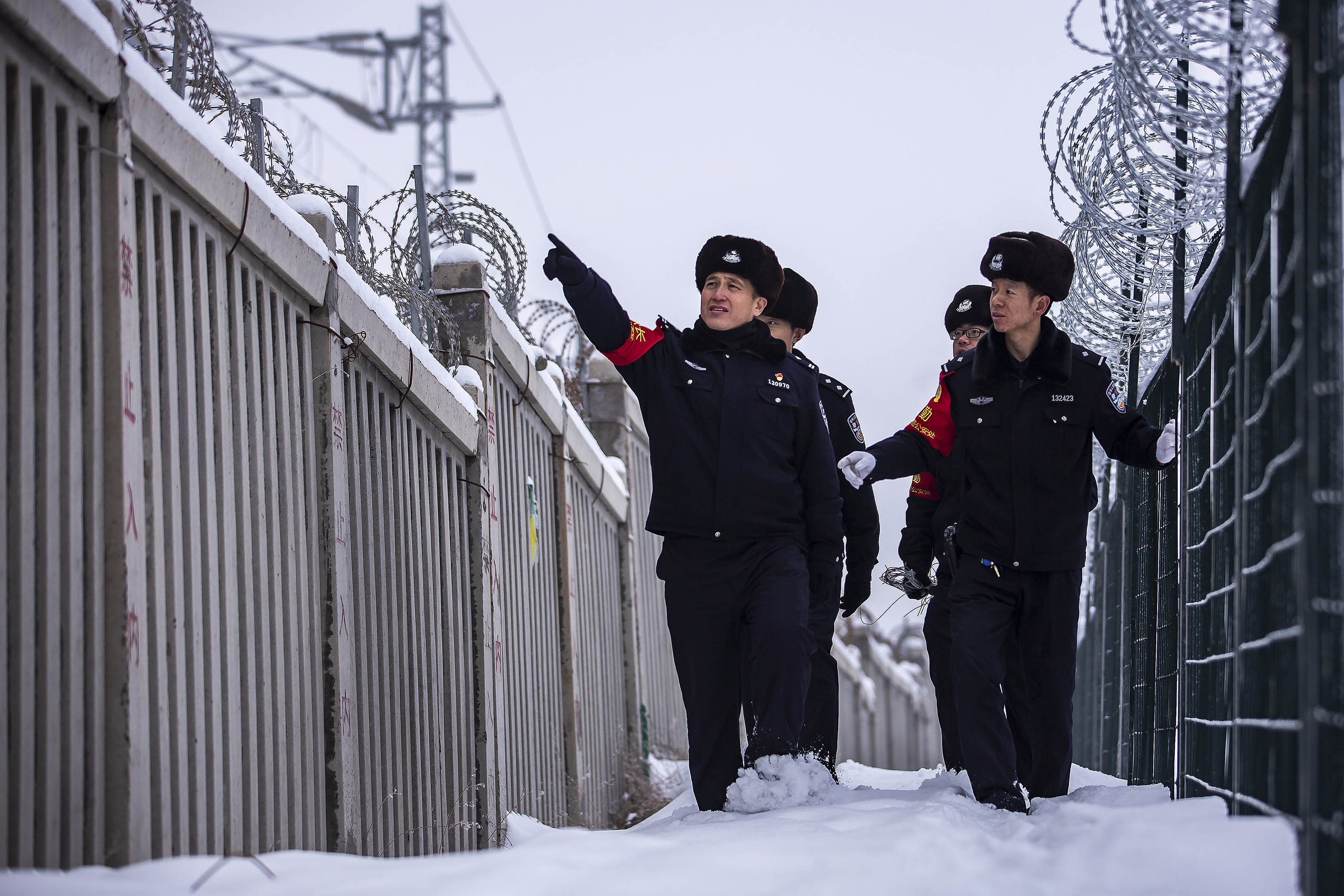 新疆铁警:雪中巡线保安全