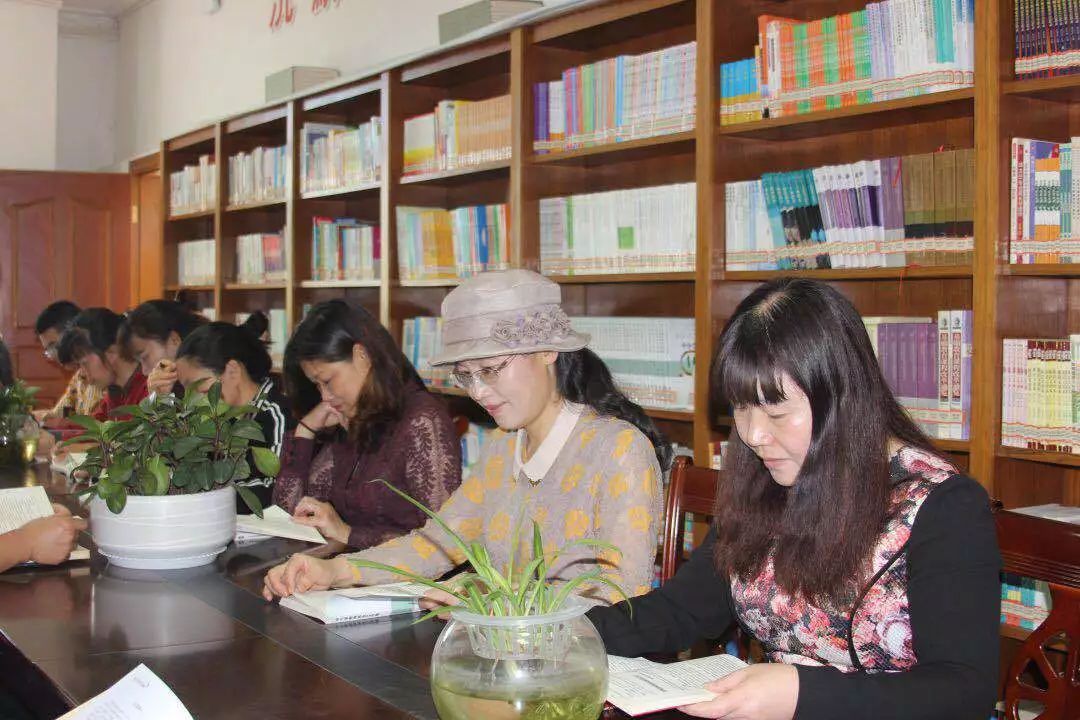 东城中心小学图书馆占地144平方米,现有藏书7万余册.