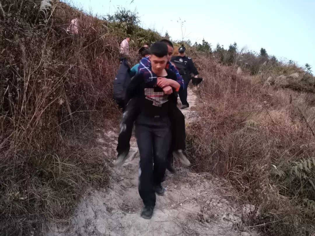 平阳有人在山上出事,被背下山!