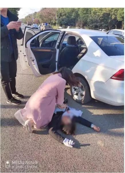 "出车祸了,快救人!