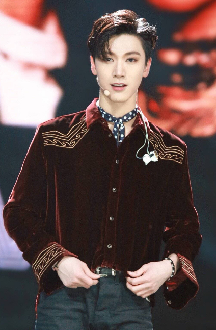 原创威神v泰国粉丝见面会ten出意外事故这衣服是卧底吗