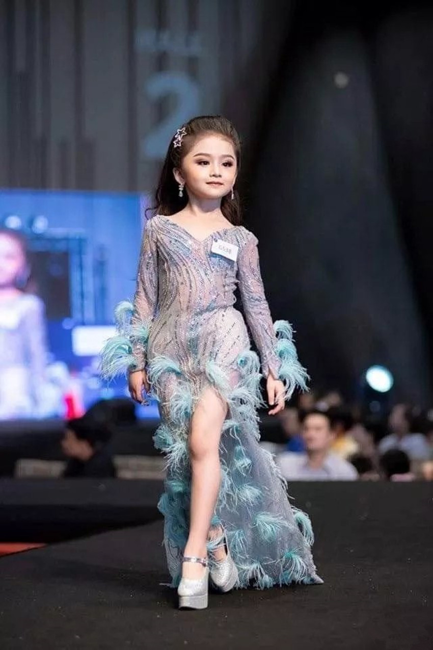 6岁童模获泰国小姐选美儿童组冠军网友美是美但少了孩子气